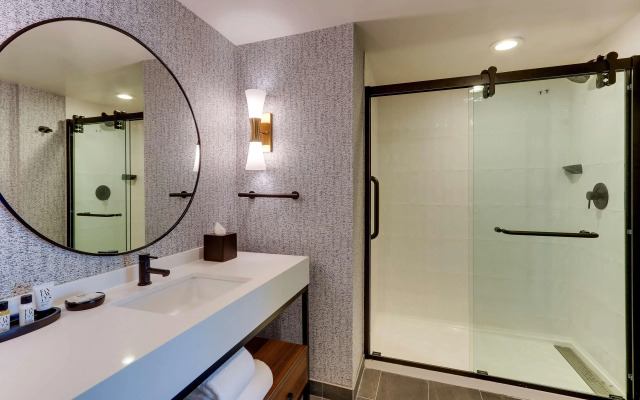 The Chattanoogan Hotel, Curio Collection by Hilton