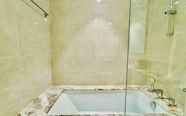 Venduras - Luxe 4BR Opera & Burj Views