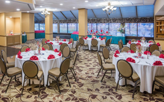 Crowne Plaza Edison by IHG