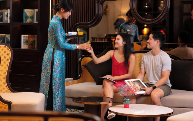 May de Ville Crown Hotel
