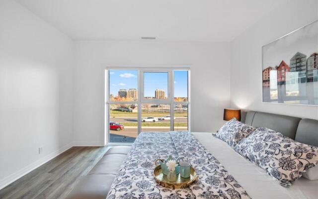 Stylish 3Br + Study Condo - Oakville