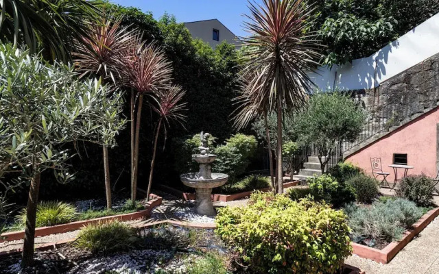 Guesthouse Bonjardim by LovelyStay