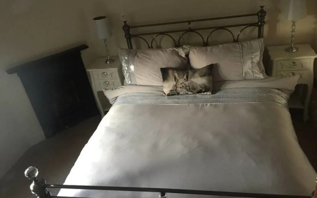 The Apartment No 2 The Old Red King Pub