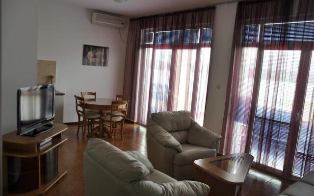 Adeona apartments - On the beach