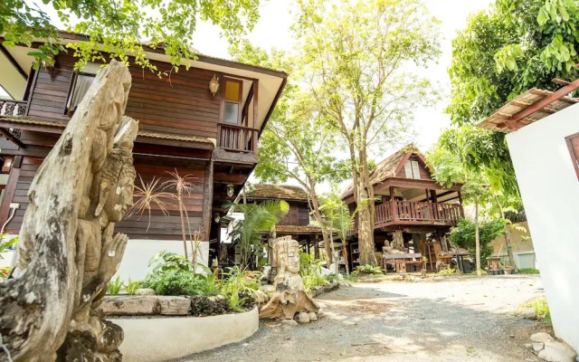 Boon Home Stay Arts and Crafts