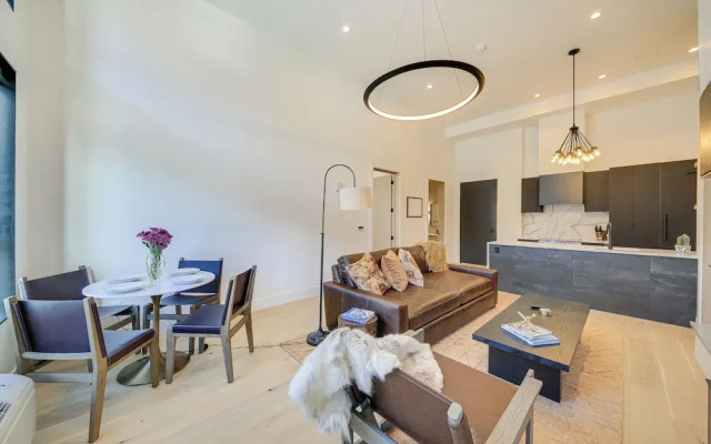 Luxe Schweitzer Condo w/ Hot Tub: Ski-in/ski-out!