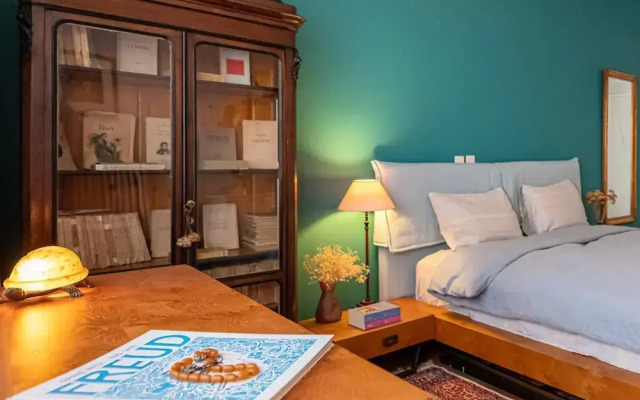 Chic 2BR Bright Penthouse With Open Wood Staircase