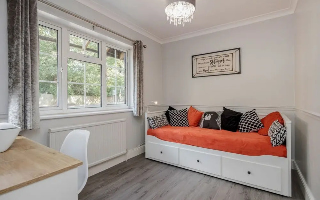 Ascot Pet Friendly 4 Bed House Parking