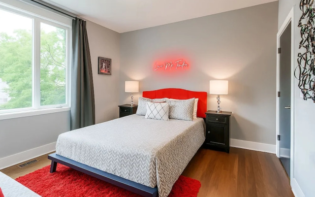 Elvis-themed 13 Beds Rooftop City Views