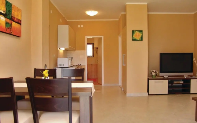 Awesome Home in Porec With Wifi and 2 Bedrooms - Hotel in Porec - Photo 3