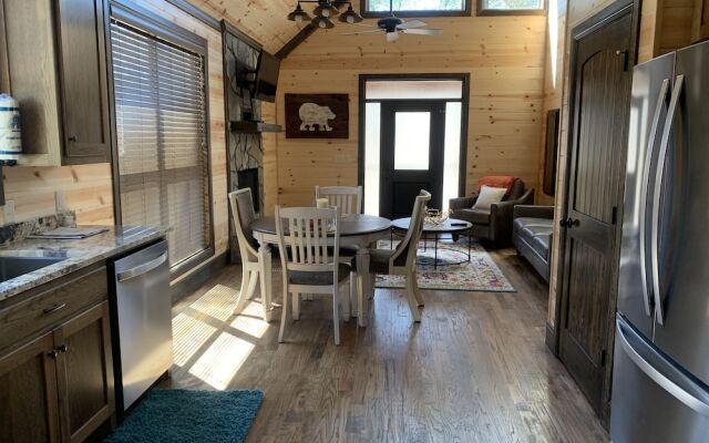 Standing Bear Studio Cabin With Hot Tub on the Deck by Redawning