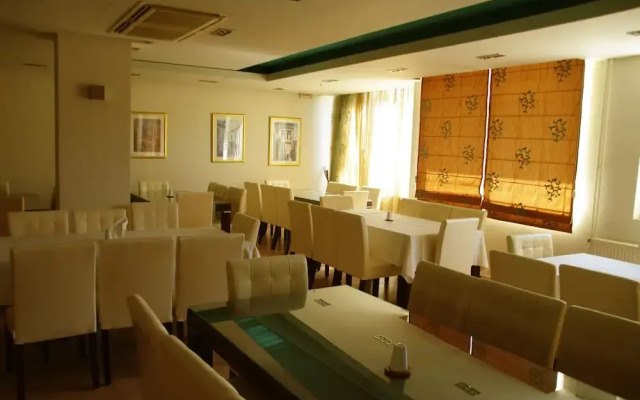Saronis Hotel