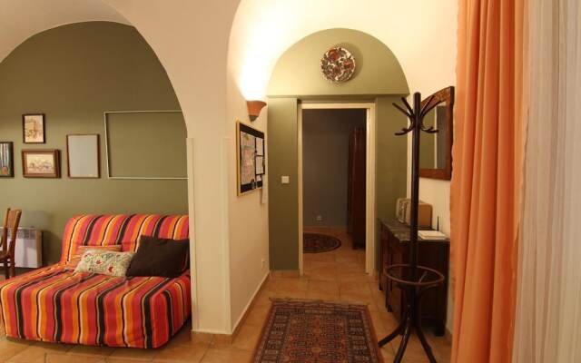 Rustic Ground Floor Apartment in Mala Strana