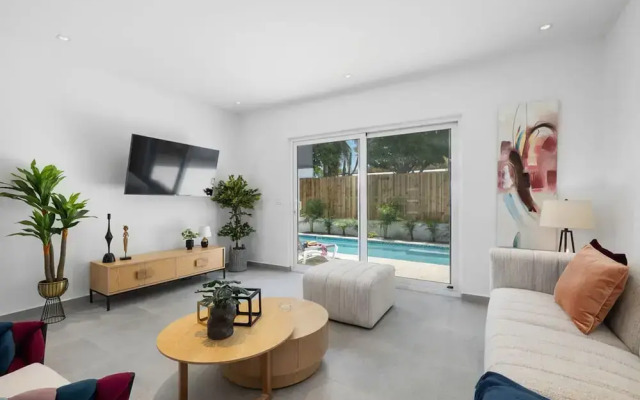 Brand NEW Private Pool King Beds Palmbeach