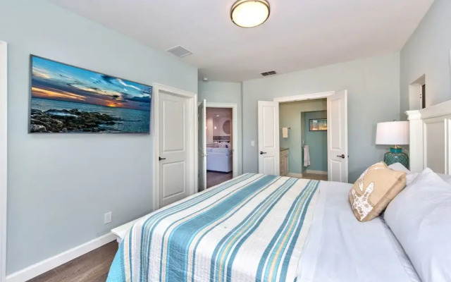 Sardinia Vacation Rental: Delightful Coastal Home near Vanderbilt Beach. Relax in a Private Pool and Spacious 4-BR Retreat with Modern Amenities. Ideal for Families. Minutes from Mercato and Local Attractions