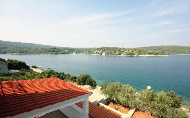 Apartments by the sea Necujam, Solta - 5182