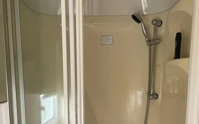 Cozy Camber Caravan 3 Bedroom Retreat With Decking