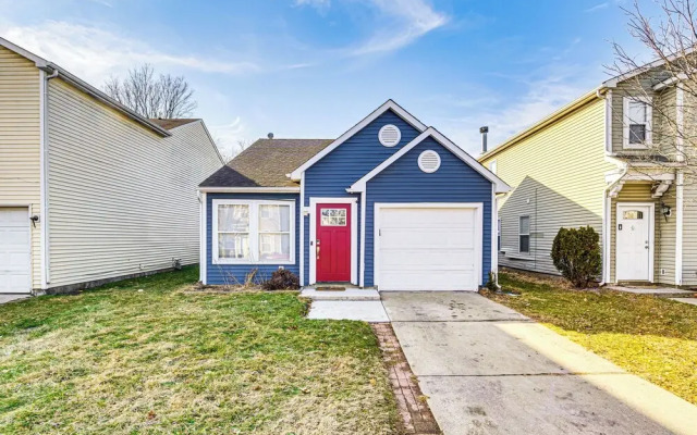 5 Mi to Eagle Creek Park: Home w/ Fenced Yard!