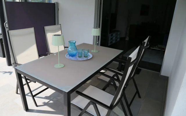 Beautiful Lake-view Apartment