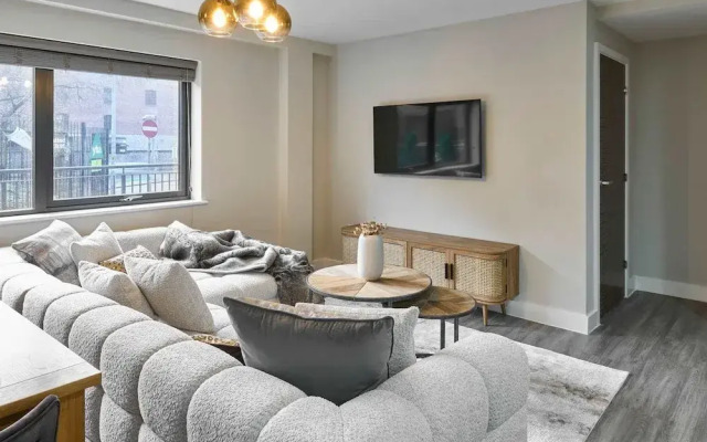 Host Stay Chic Townhouse by the Docks