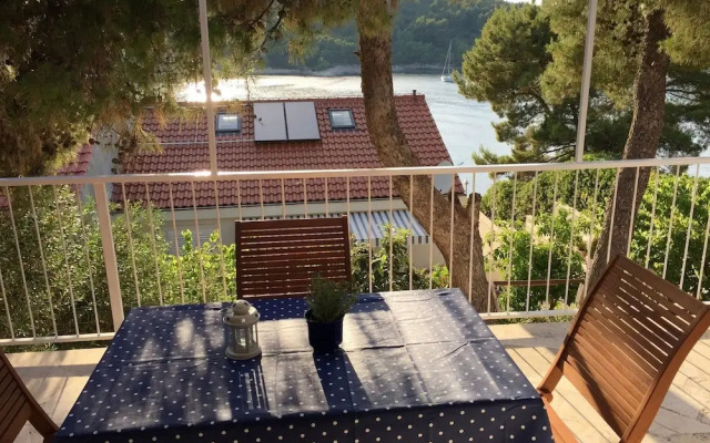 Vanesa - 50m From the sea - H
