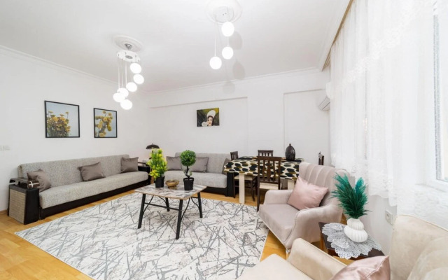 Spacious Flat With Backyard in Muratpasa