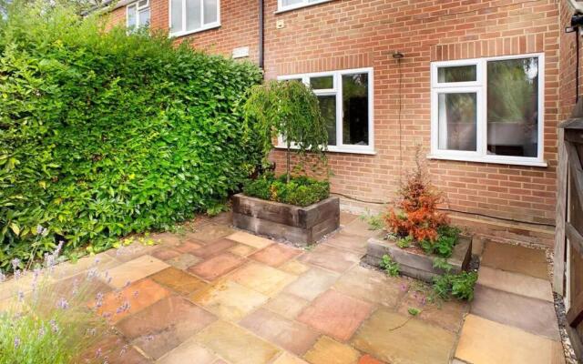Sunninghill Village - 2 Bed - Parking and garden