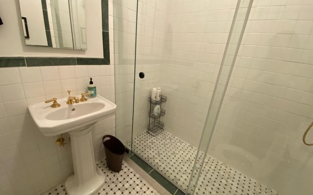 Gorgeous Studio in Beverly Boulevard! Sleeps 4!