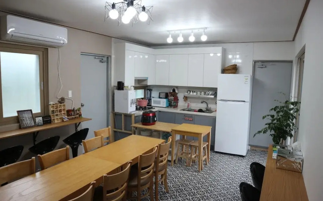 Blue Island Guesthouse - Hostel