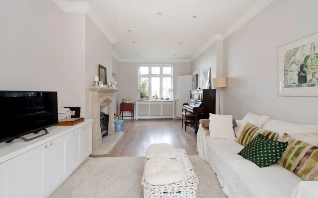 Spacious 7 Bedroom Family Home Barnes