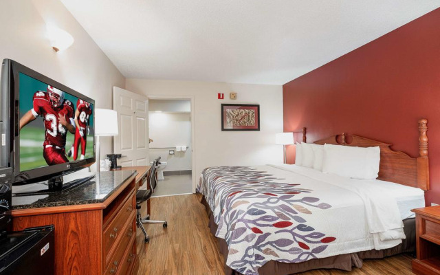 Red Roof Inn & Suites Calhoun