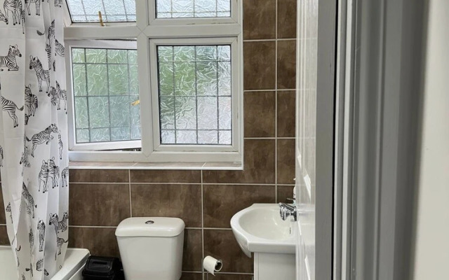 Captivating 2-bed Apartment in Ilford
