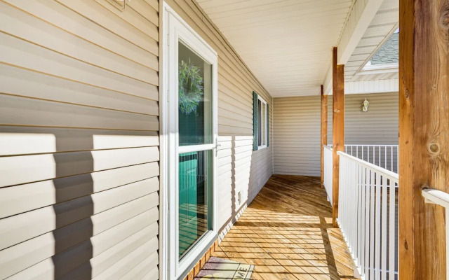 Lakefront Camdenton Condo: Grill & Community Pool