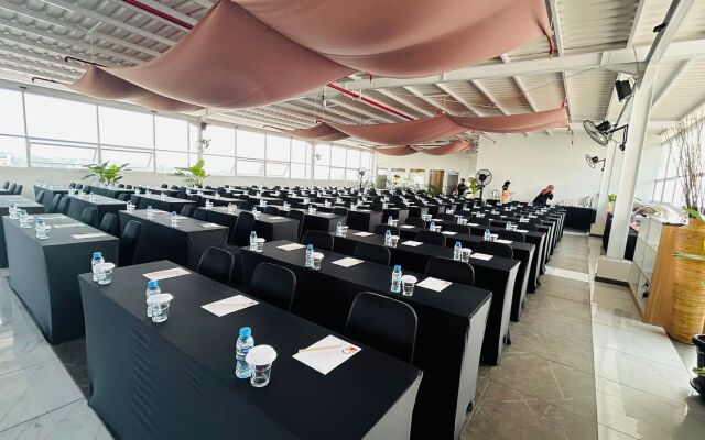 Front One Hotel Pasir Koja Bandung