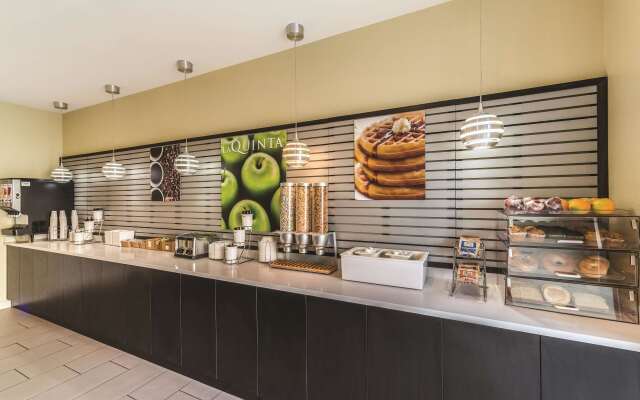 La Quinta Inn & Suites by Wyndham Collinsville - St. Louis