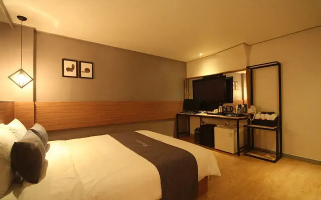 Hotel The May