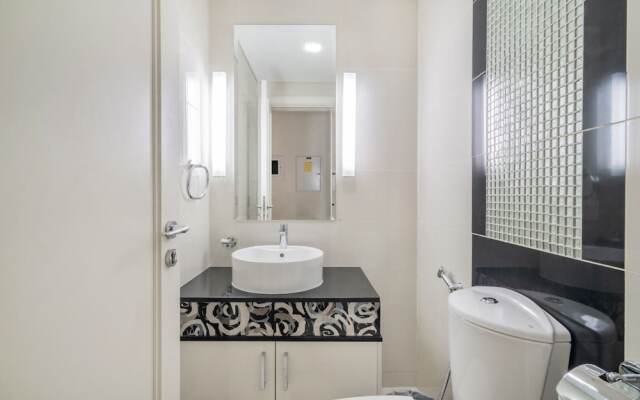 Amazing 1 BR Apartment Damac Mall Street