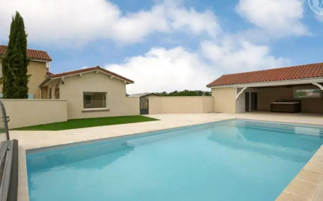 Gîte Chalain-le-Comtal, 5 pièces, 10 personnes - FR-1-496-48