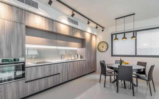 Spacious & Design 2BDR W/ balcony and parking