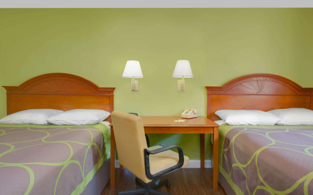 Super 8 by Wyndham Gainesville I-75 Hospital University Area