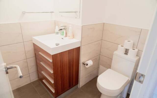 Spacious Family Condo In Swansea, Toronto