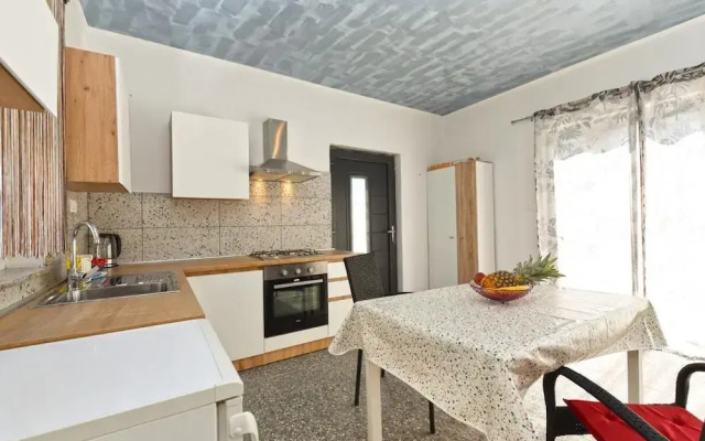 Bright Studio Apartment With Pool View