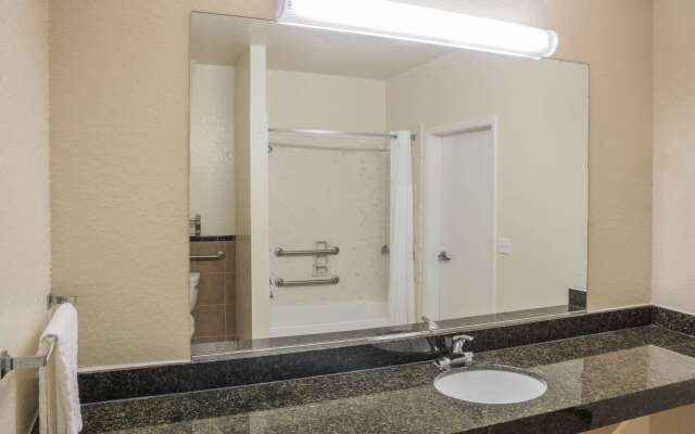 Super 8 by Wyndham Brookshire TX