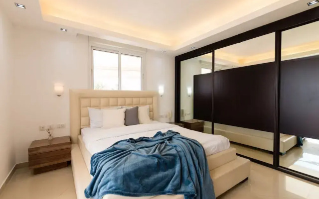 Apartment with Sauna, Hot Tub & Parking
