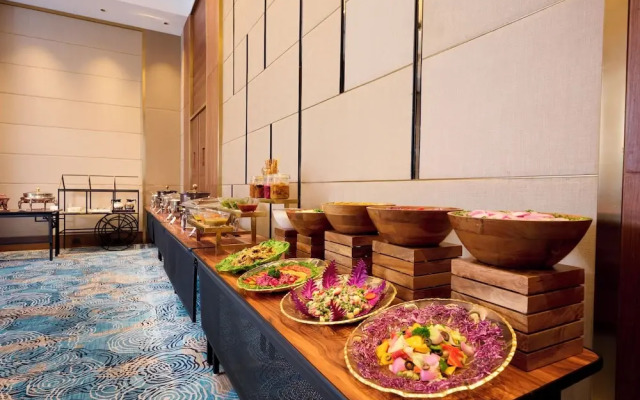 Iris Sarovar Portico