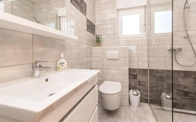 Nice Home in Ninski Stanovi With 4 Bedrooms and Wifi