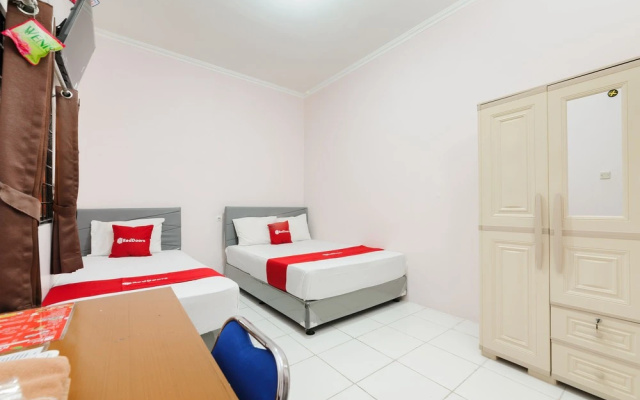 RedDoorz @ Terus Manis Suryakencana – Guest Rooms – Bogor