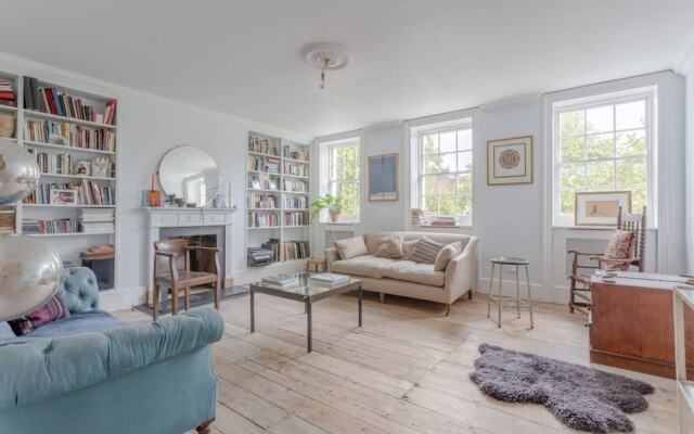 Spacious and Colourful 2 Bedroom Flat in Lambeth