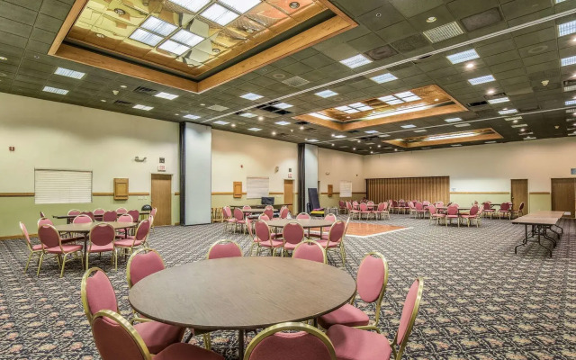 AmericInn & Suites By Wyndham Baraboo Event Center