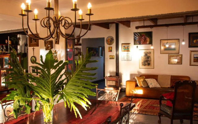 Ebonymoon Guest House and Studio